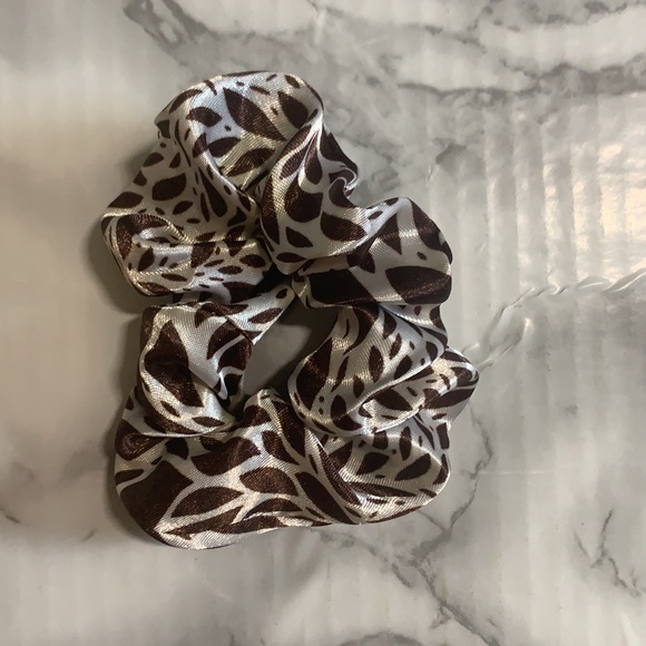 3/$15 scrunchies duo new - Picture 2 of 3